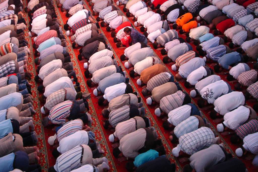 Musulmanii se închină