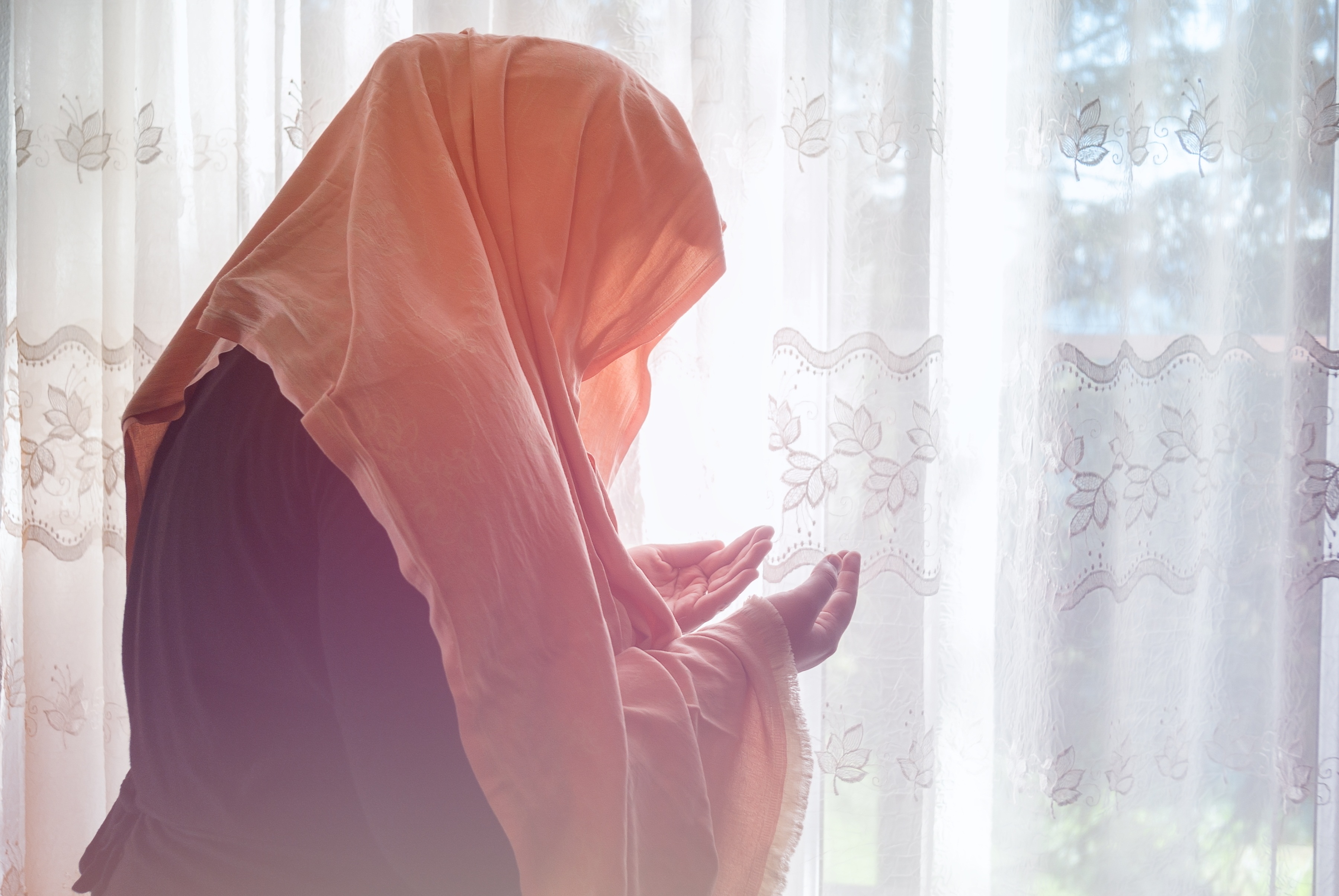 Cautand femeia musulmana convertita)